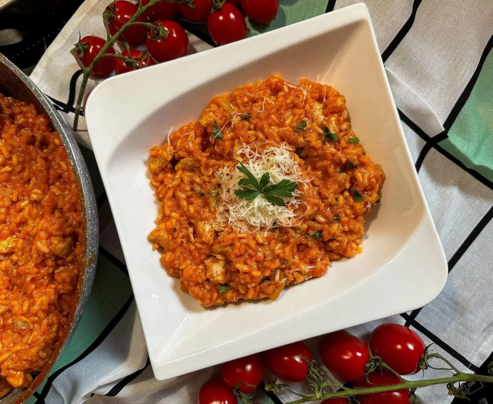 Risotto pomidorowe z kurczakiem i cukinią, fit przepisy, dietetyk kliniczny