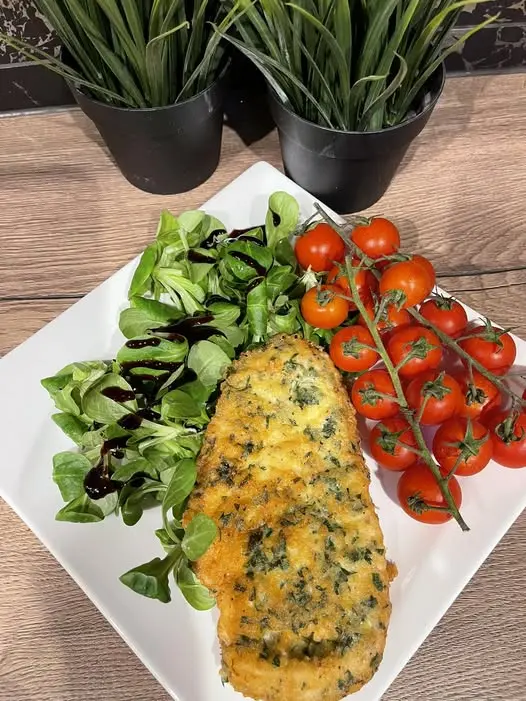 Filet z kurczaka w jajku i parmezanie z natką pietruszki dietetyk kliniczny leszno