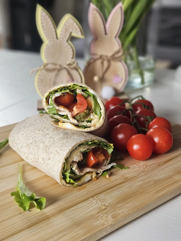 tortilla pełnoziarnista z jajkiem i kurczakiem